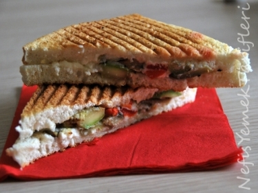 ÜÇ  PEYNIRLI   TOST